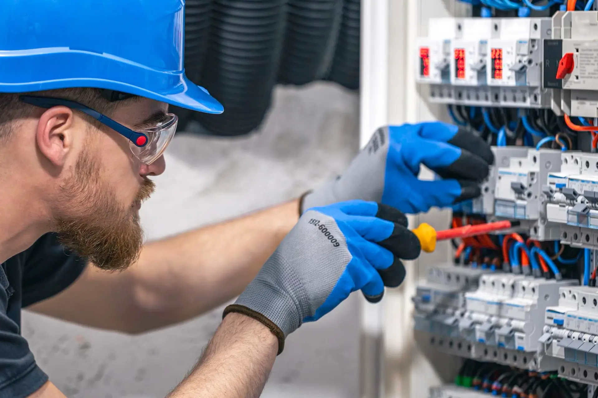 Electricista de Marsalva revisando un cuadro eléctrico